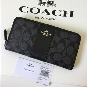 🌻Coach Accordion Wallet In Signature NWT.